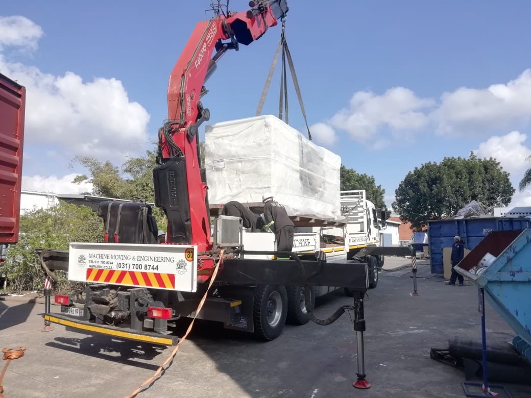 Xe cẩu Thủ Dầu Một đang nâng hạ hàng hóa tại khu công nghiệp Bình Dương